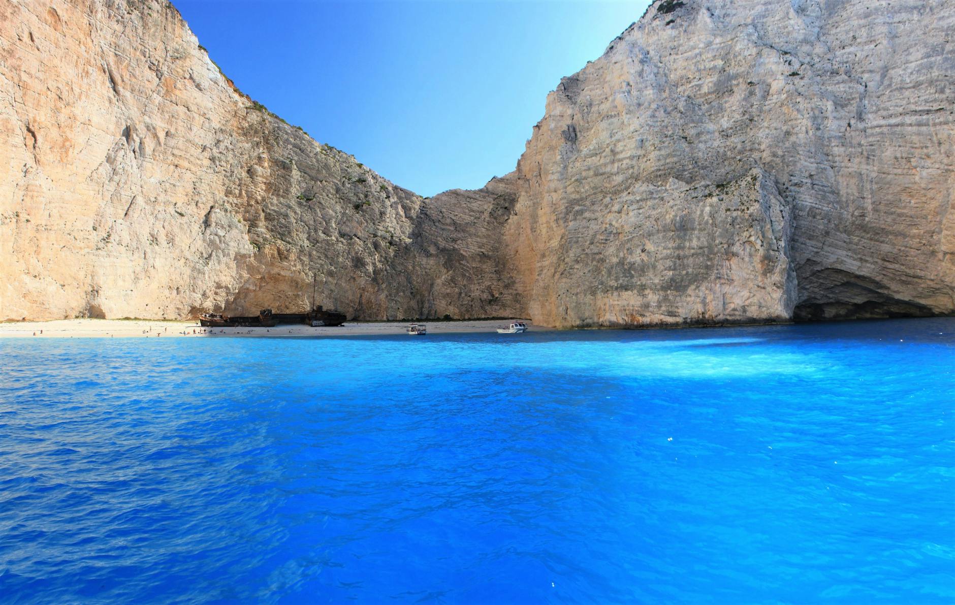 Plaża Navagio na Zakynthos z turkusową wodą i wrakiem statku
