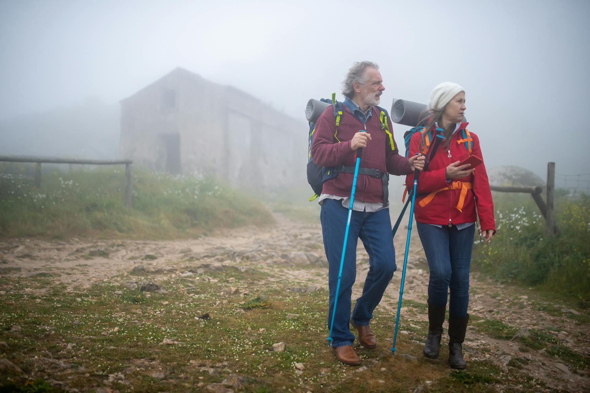 Seniorzy z kijkami na mglistym szlaku w Portugalii podczas wycieczki