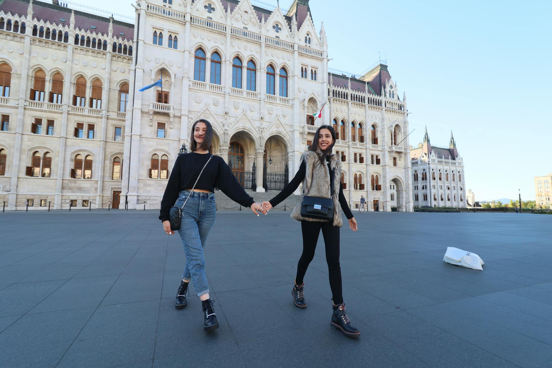Dwie kobiety spacerują przed parlamentem w Budapeszcie