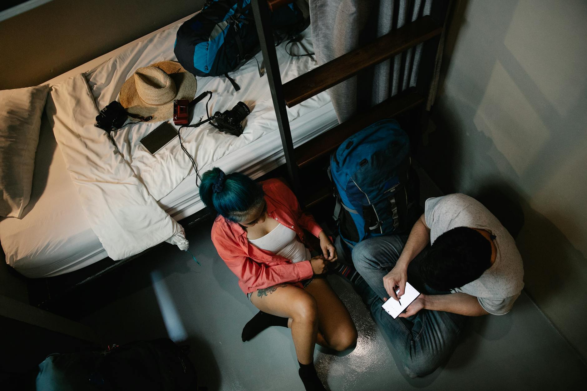 Młoda para w hostelu sprawdza telefon przed tanim wyjazdem
