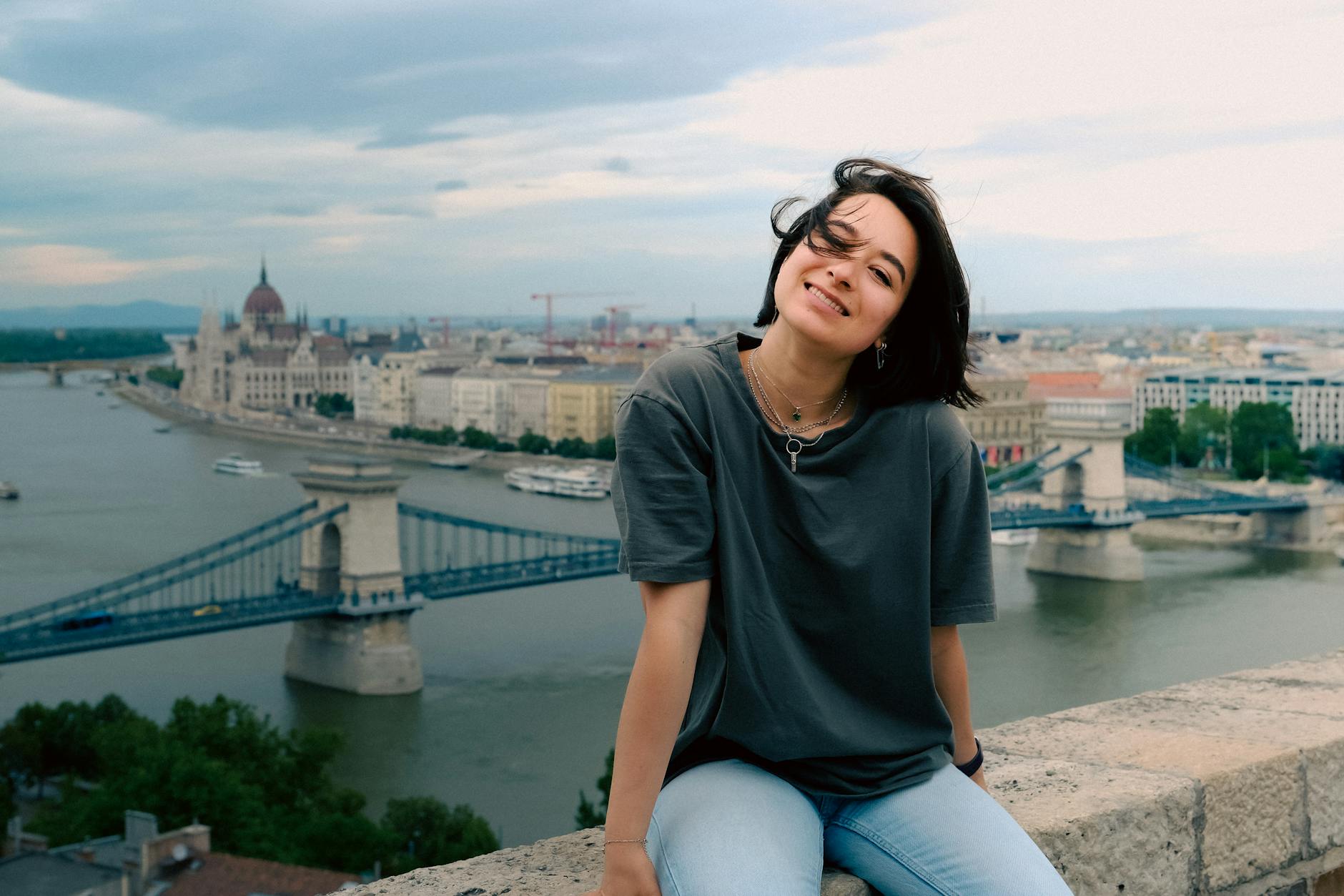 Uśmiechnięta turystka przy Moście Łańcuchowym z panoramą Budapesztu