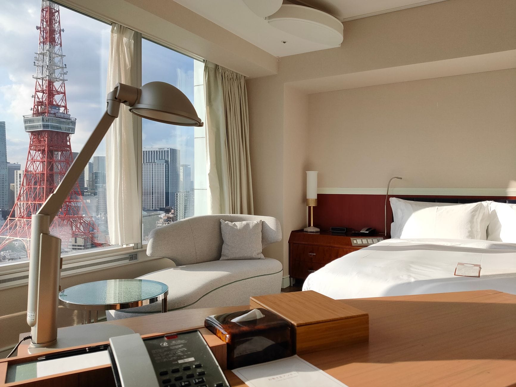 Elegancki pokój hotelowy w Tokio z widokiem na wieżę Tokyo Tower