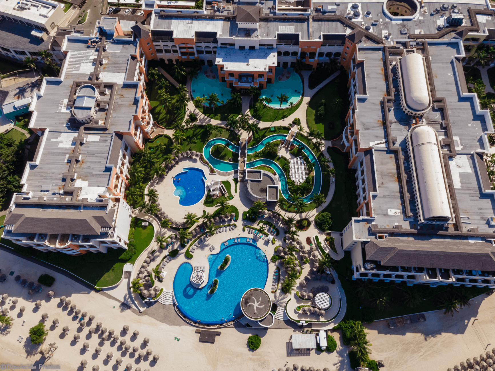 Luksusowy kurort all inclusive przy plaży w Jamajce z lotu ptaka