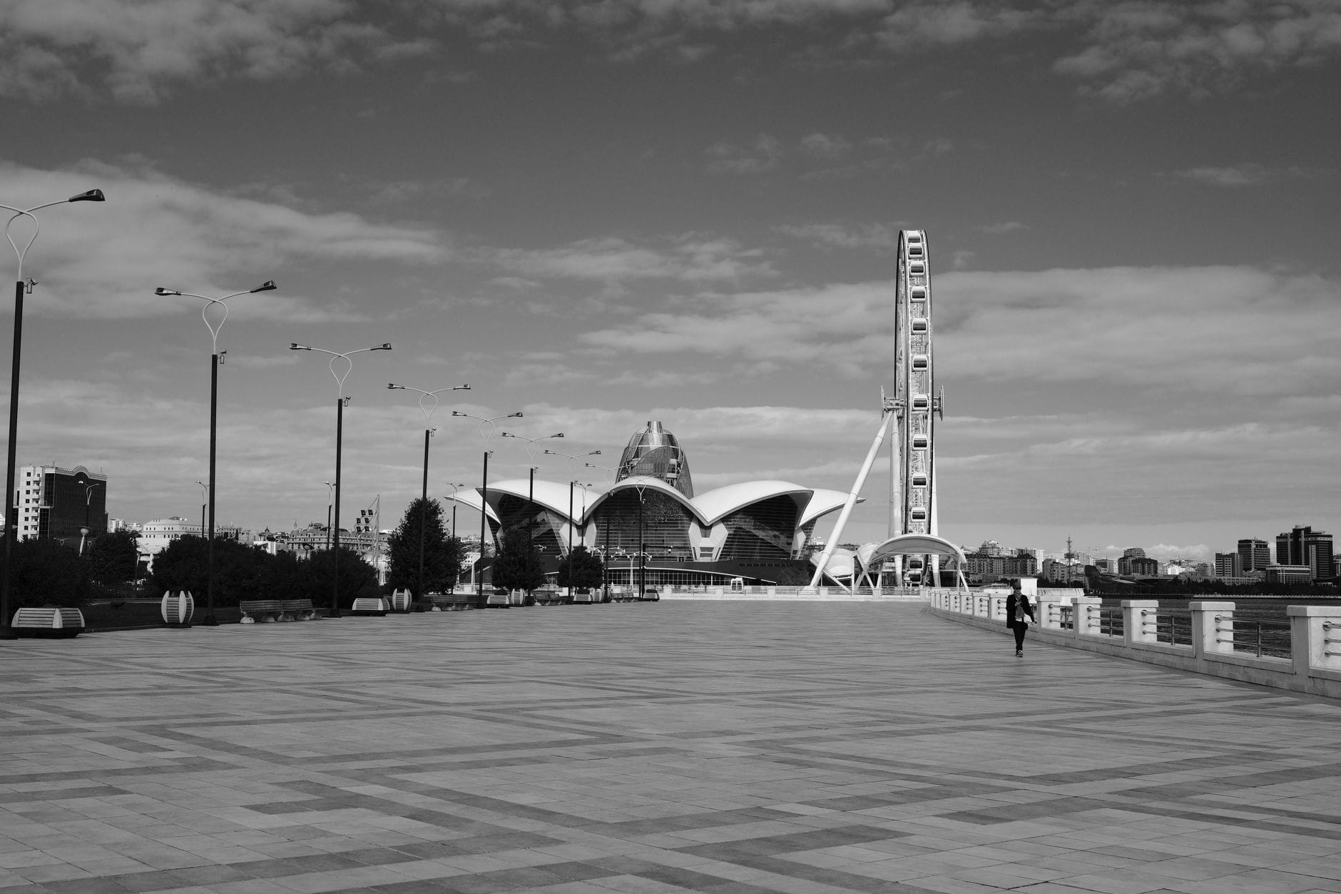 Nowoczesna promenada z diabelskim młynem w czarno‑białej tonacji