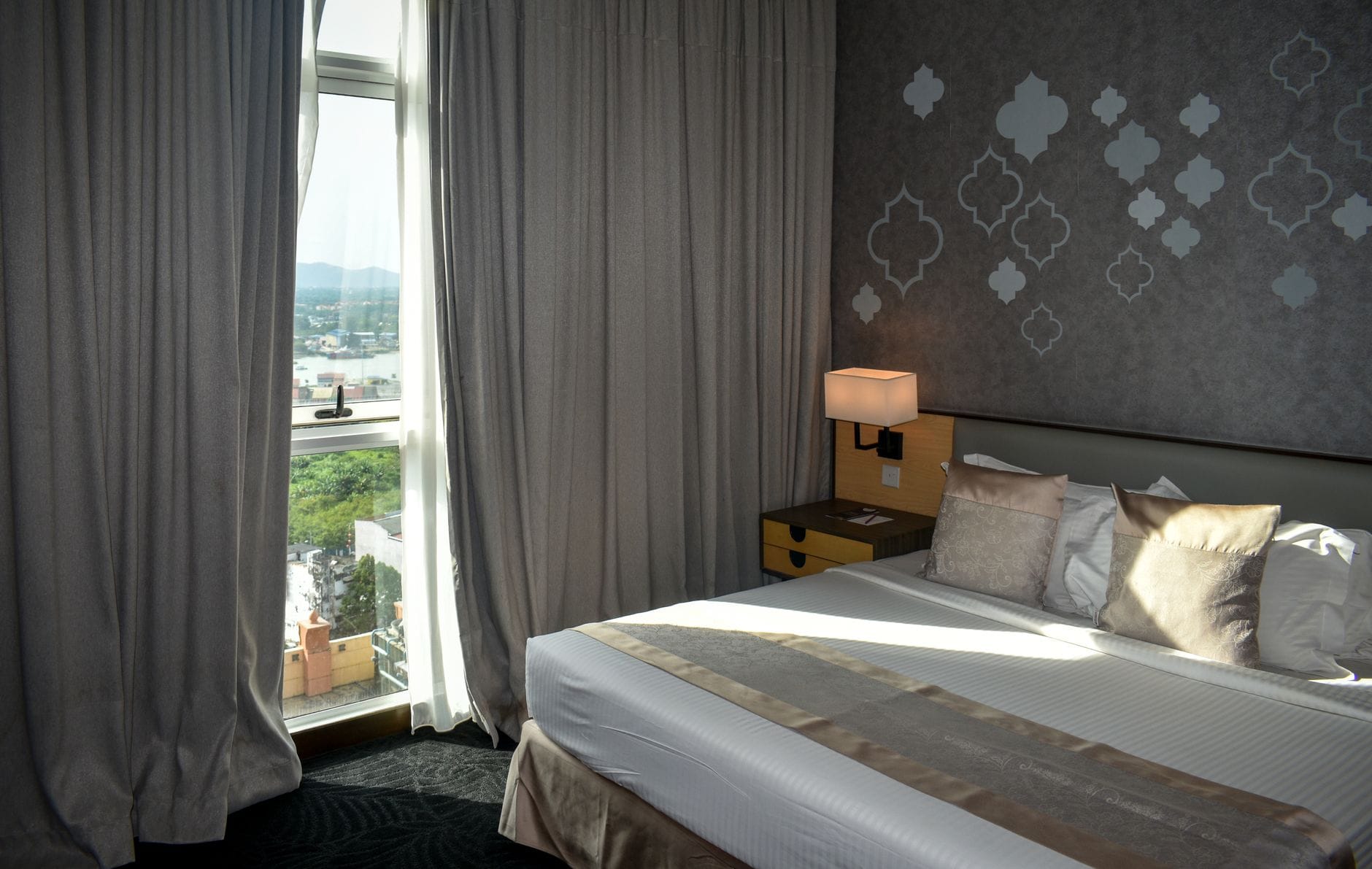 Nowoczesny pokój hotelowy z dużym oknem i widokiem na góry