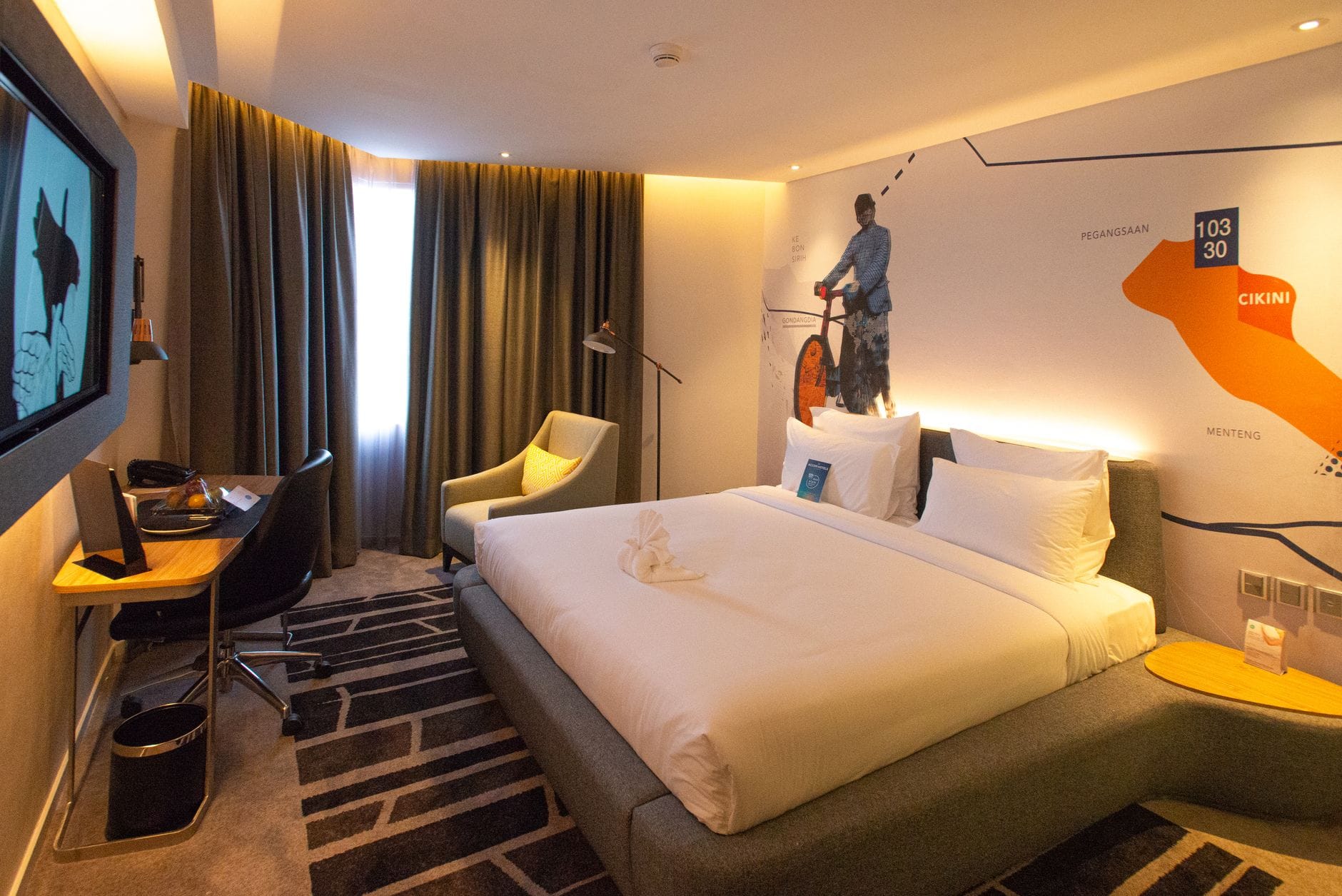 Nowoczesny, przytulny pokój hotelowy z ciepłym oświetleniem