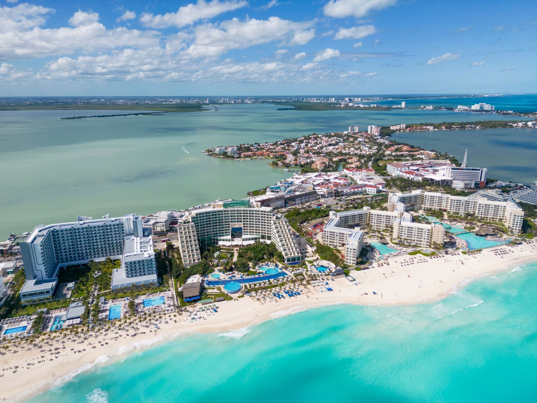 Widok z lotu ptaka na luksusowe hotele all inclusive w Cancun Widok z lotu ptaka na luksusowe hotele all inclusive w Cancun