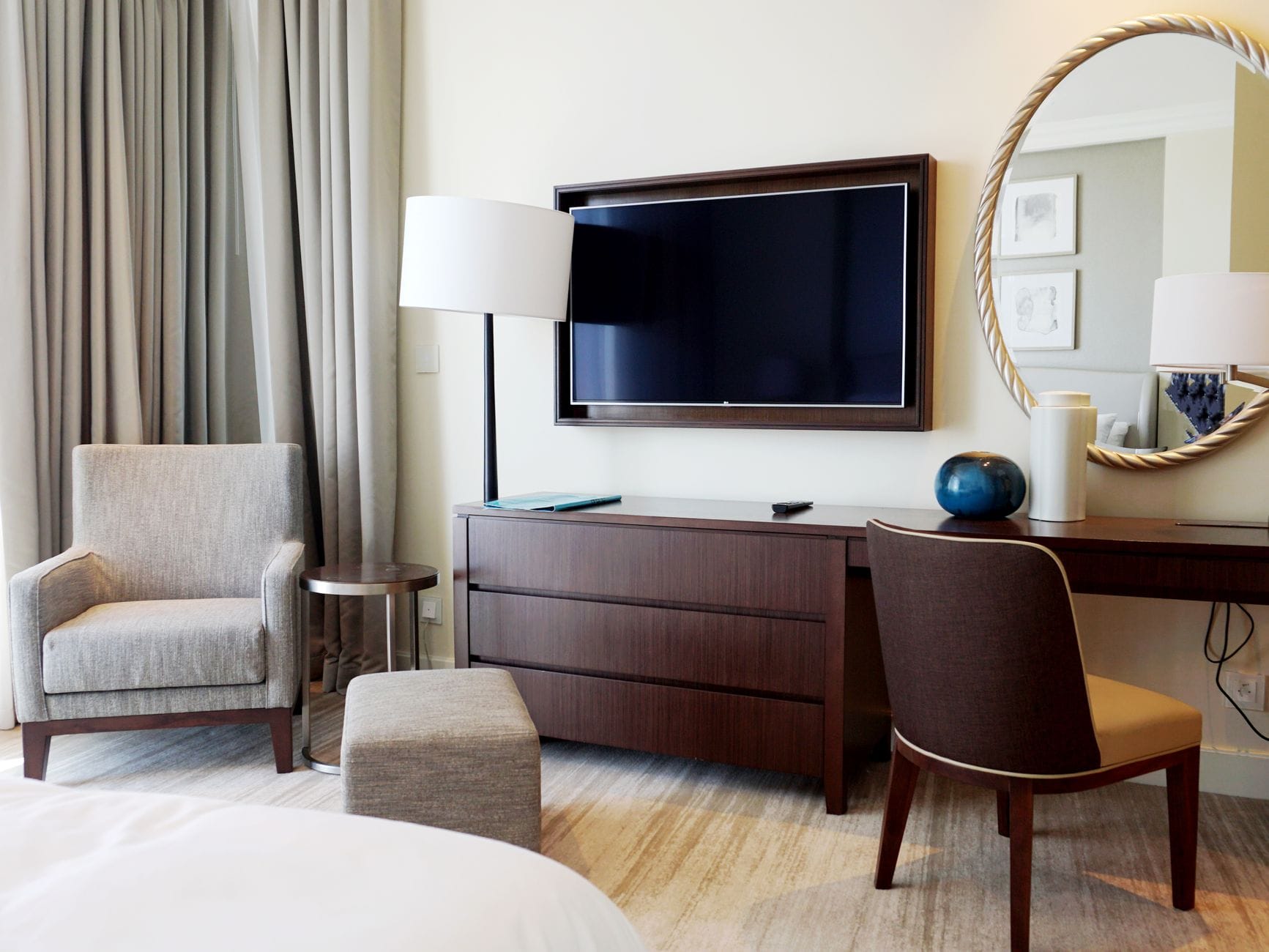 Nowoczesny elegancki pokój hotelowy z dużym telewizorem na ścianie