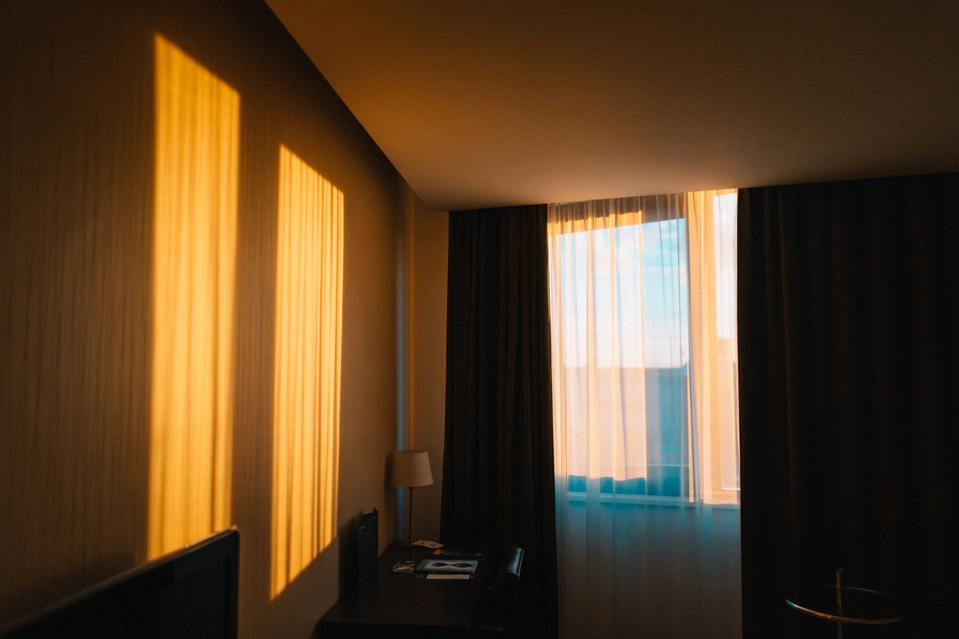 Nowoczesny pokój hotelowy w ciepłym porannym świetle Nowoczesny pokój hotelowy w ciepłym porannym świetle