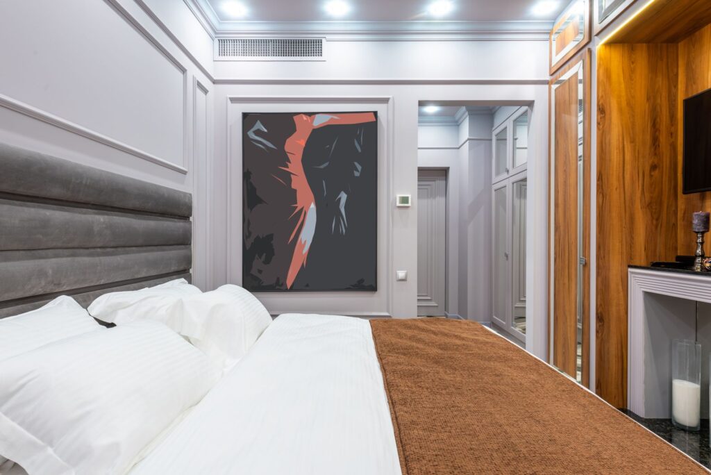 Nowoczesny pokój hotelowy z łóżkiem i obrazem na ścianie